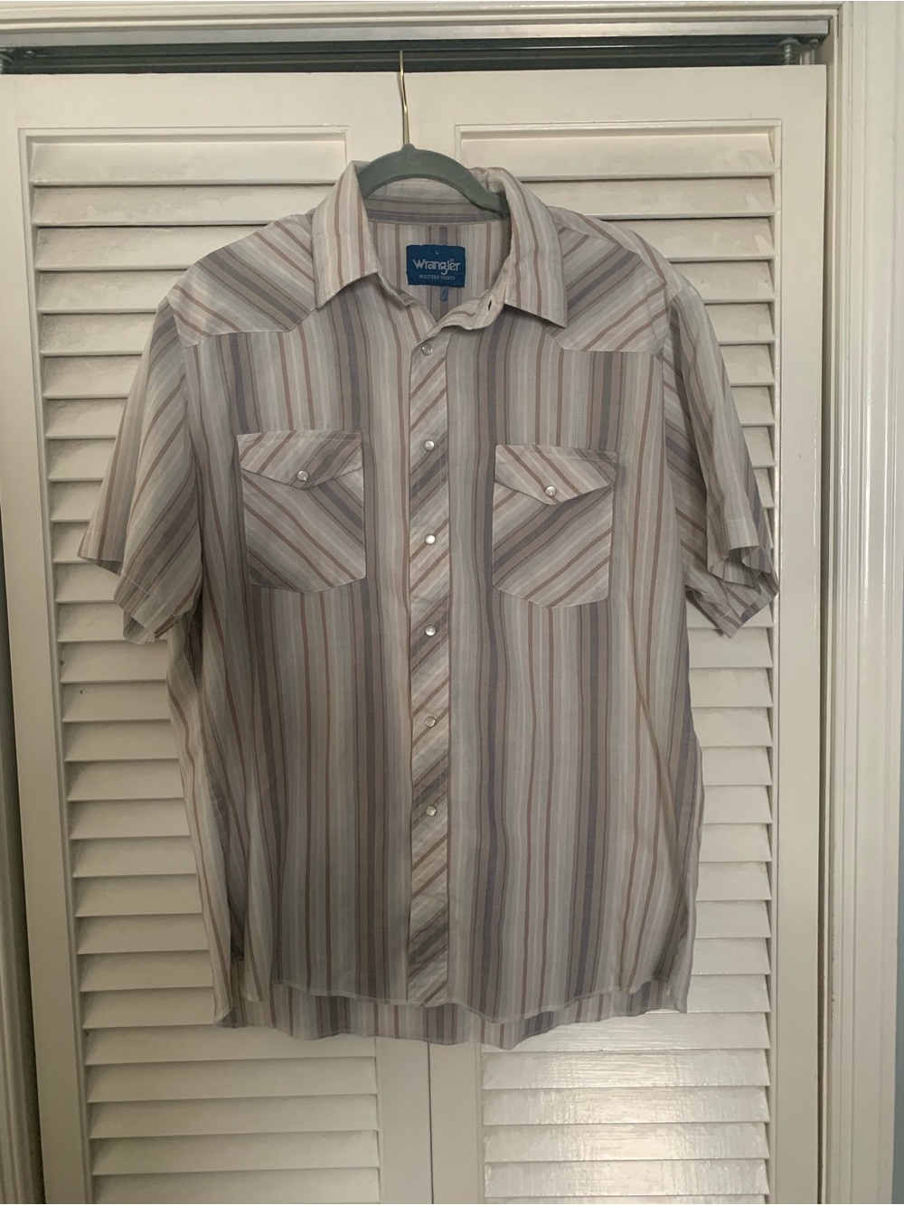 Wrangler Short-Sleeve Button-Down Shirt in Gray and Tan Stripes